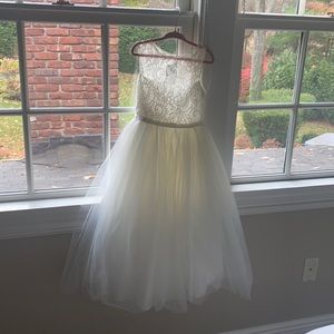 Size 4. Runs large. Flower girl dress.